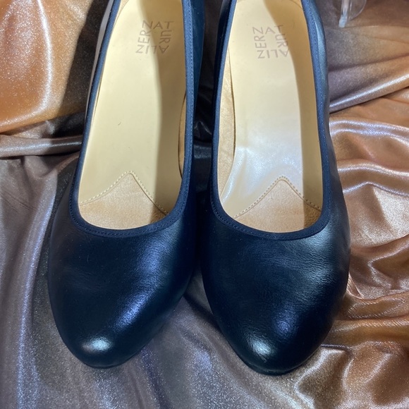 SIZE 11 stacked heel black leather pumps. Naturalizer. Excellent condition box 7 - Picture 3 of 6